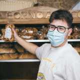 Entriamo e scendiamo quattro gradini venendo accolti dal figlio 25enne di Cesare, Michele. �Ho ereditato il nome e l�orgoglio del mestiere da mio nonno, che rilev� questo locale sessant�anni fa�, ci dice il giovane